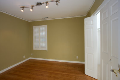 Side bedroom - Designer track lighting - Tripple widecloset